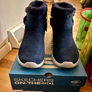 New in box Skechers On the GO City 2 Suede and Faux Fur Ankle Boots. Size 8.